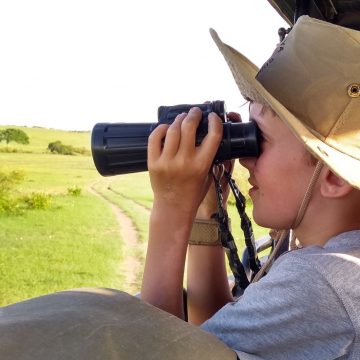 Kenia Familiensafari Safarifahrzeug Kinder Fernglas Iwanowskis Reisen - afrika.de