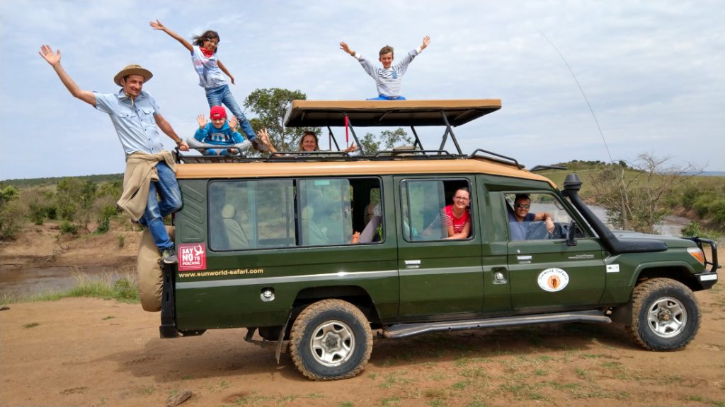 Kenia Familiensafari Safarifahrzeug Iwanowskis Reisen - afrika.de