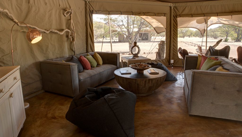 Namibia Twyfelfontein Malansrus Tented Camp Loungebereich Iwanowskis Reisen - afrika.de