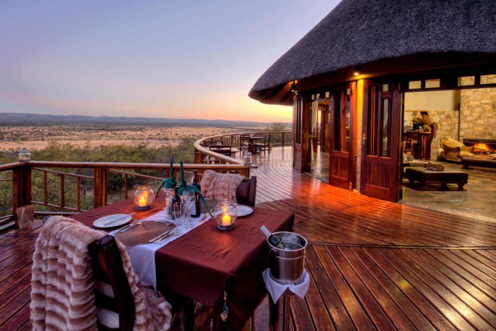 Namibia Etosha National Park Etosha Mountain Lodge Terrasse Iwanowskis Reisen - afrika.de