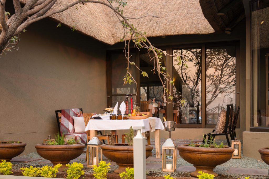 Namibia Etosha Heights Safarihoek Lodge Restaurant Terrasse Iwanowskis Reisen - afrika.de