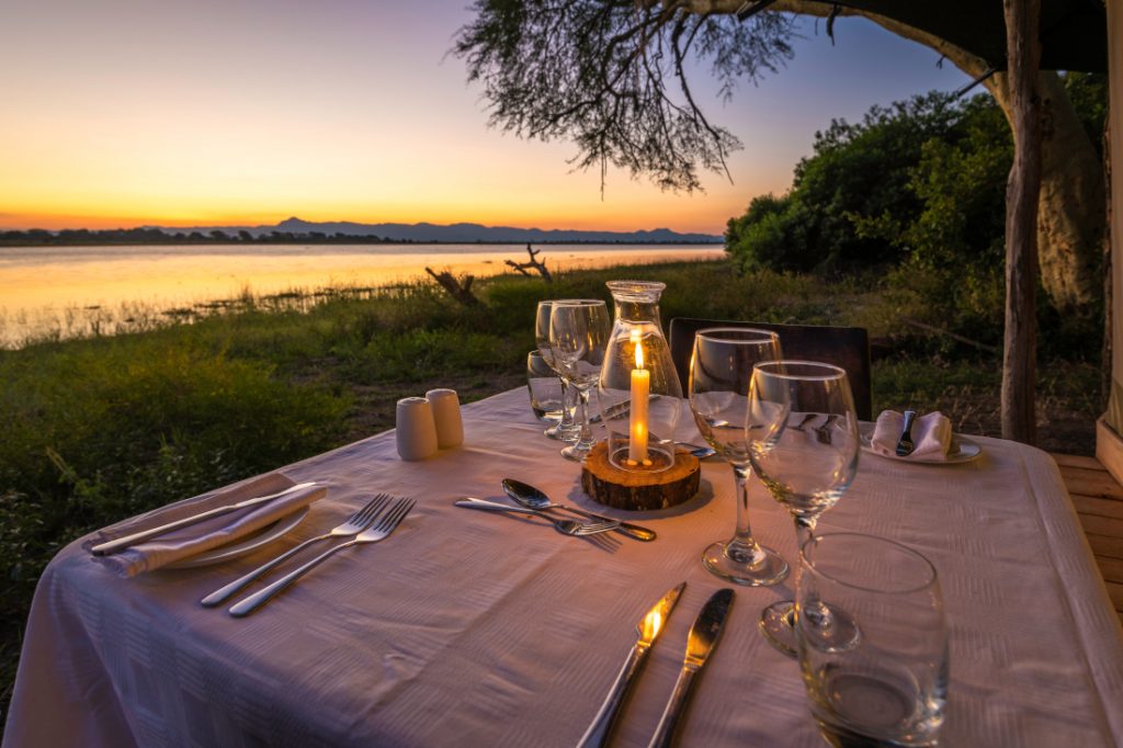Malawi Liwonde National Park Kuthengo Camp Dinner Iwanowskis Reisen - afrika.de