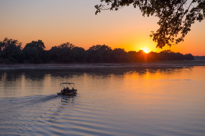 Sambia South Luangwa National Park Nkwali Camp Bootsfahrt Sonnenuntergang Iwanowskis Reisen - afrika.de