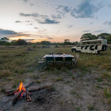 Botswana Bushways Abendessen Lagerfeuer Premium Camping Iwanowskis Reisen - afrika.de