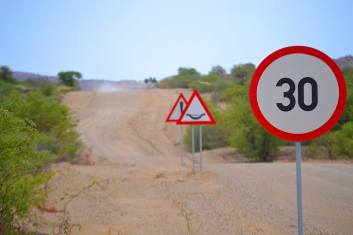 Namibia Nationalparks Straßenschilder Iwanowskis Reisen - afrika.de