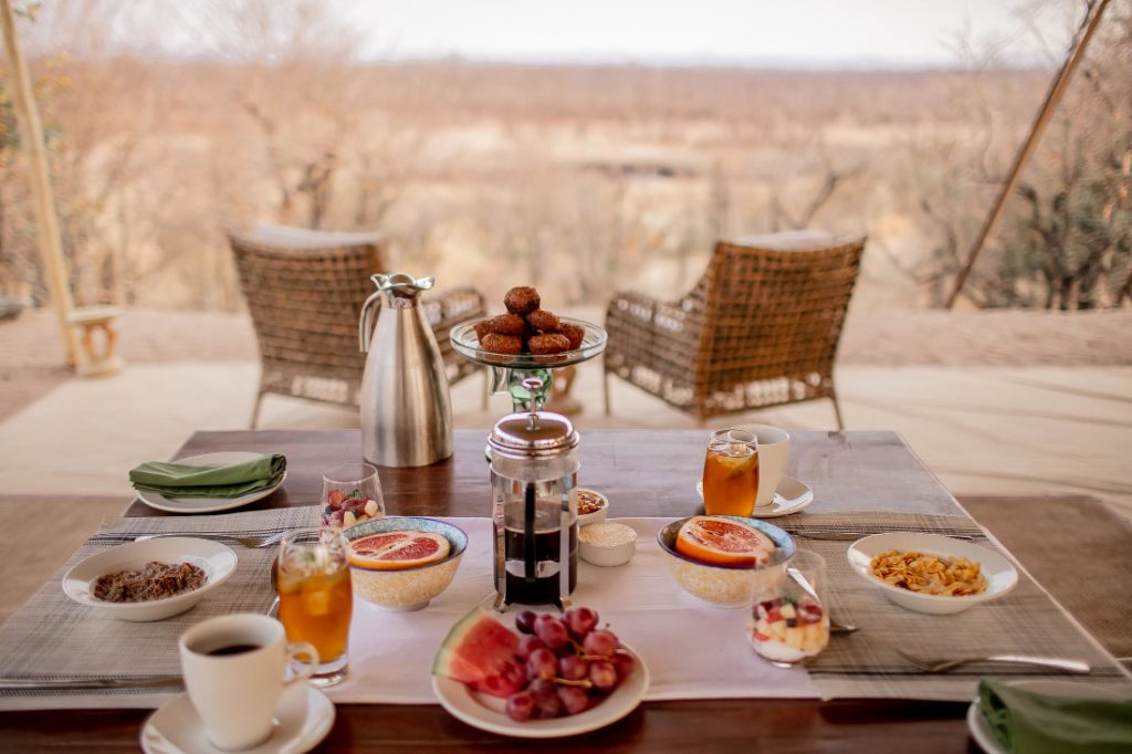 Simbabwe Hwange National Park Camp Chitubu Frühstück Iwanowskis Reisen - afrika.de