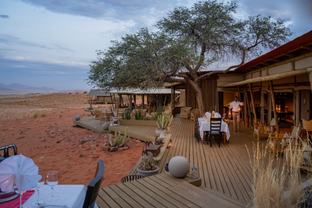 Namibia NamibRand Nature Reserve Wolwedans Dune Camp Restaurant Terrasse Abendessen Iwanowskis Reisen - afrika.de