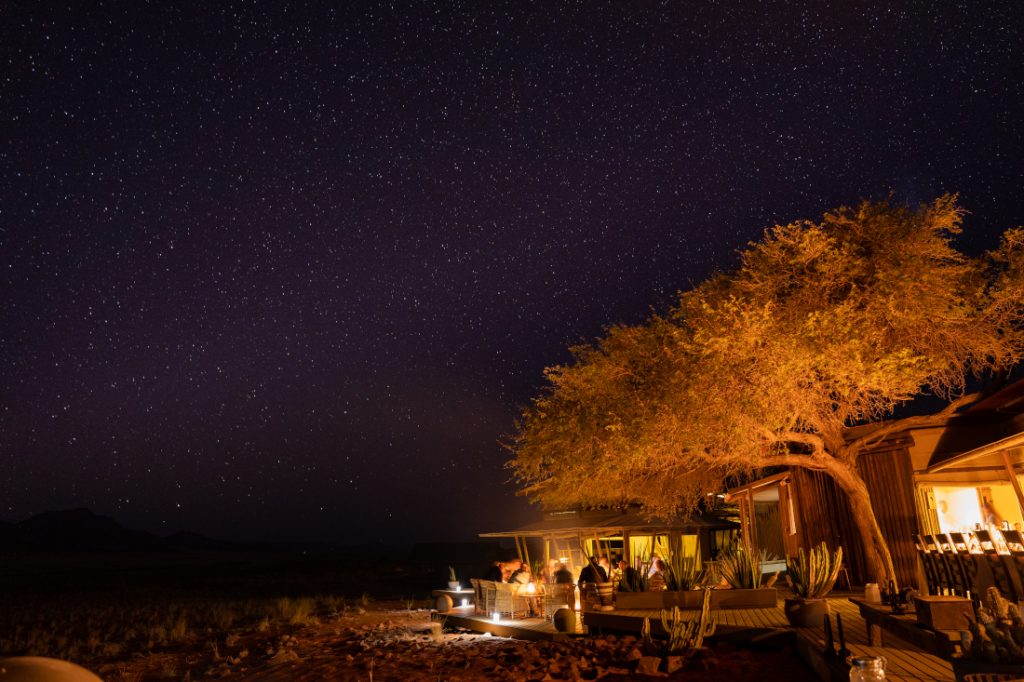 Namibia NamibRand Nature Reserve Wolwedans Dune Camp Restaurant Sternenhimmel Iwanowskis Reisen - afrika.de