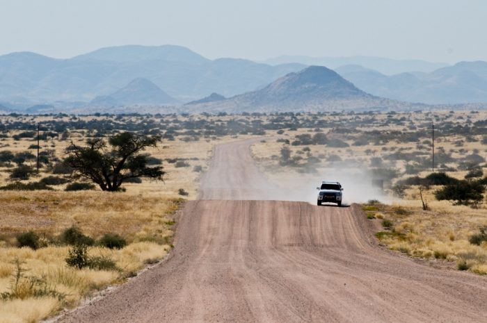 Namibia Schotterstraße Autofahren Iwanowskis Reisen - afrika.de