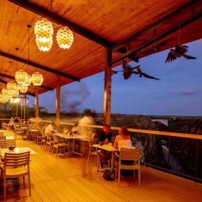 Simbabwe Victoria Falls Lookout Cafe Dinner Iwanowskis Reisen - afrika.de