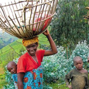 Uganda Dorfbewohner Besuch Iwanowskis Reisen - afrika.de