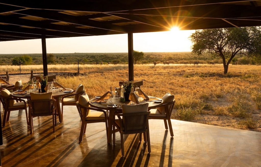 Botswana Zentral Kalahari The Dune Camp Restaurant Terrasse Iwanowskis Reisen - afrika.de