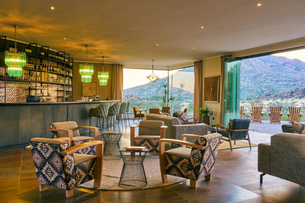 Namibia Erongo Gebirge Hohenstein Lodge Lounge Bar Iwanowskis Reisen - afrika.de