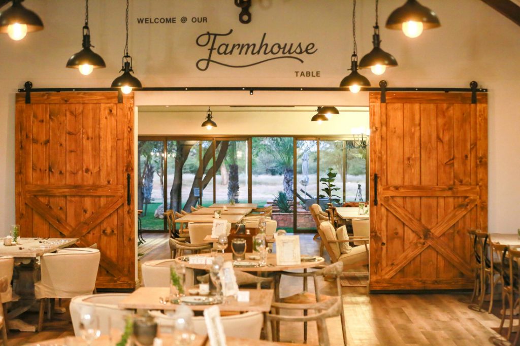Namibia Waterberg Otjiwa Safari Lodge Restaurant Iwanowskis Reisen - afrika.de