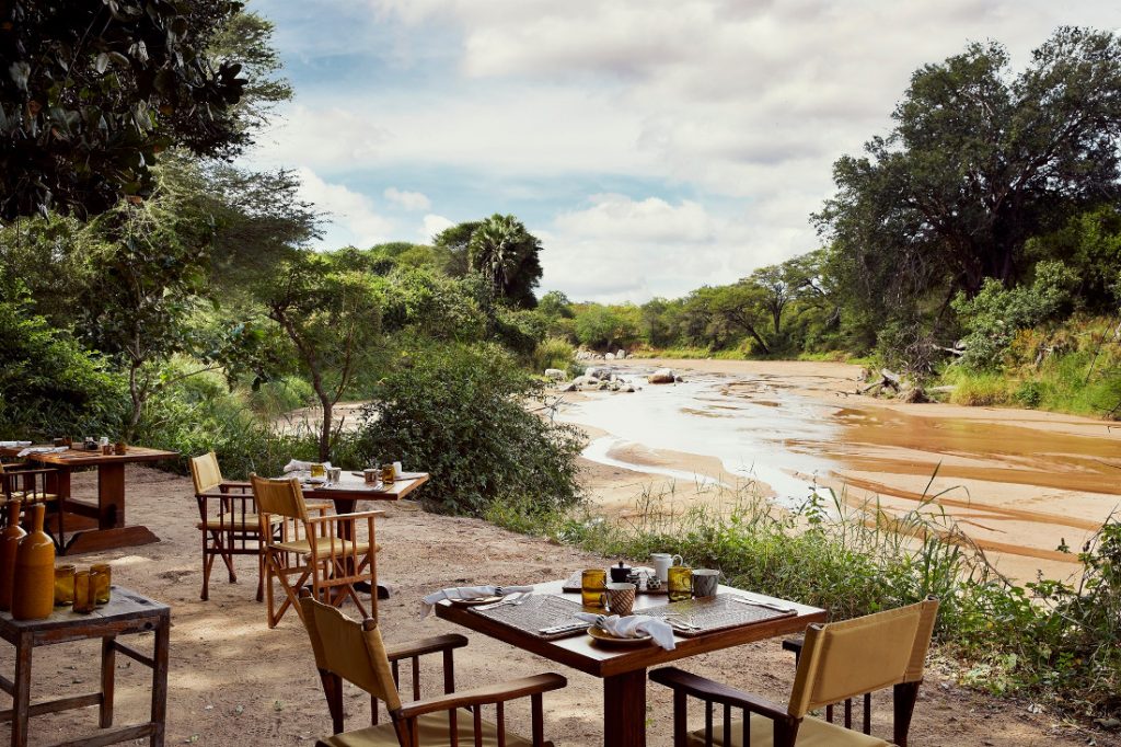 Tansania Ruaha National Park Laba Jongomero Camp Terrasse am Fluss Iwanowskis Reisen - afrika.de