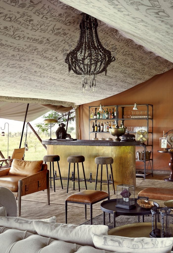 Tansania Serengeti Laba Migration Camp Loungebereich Bar Iwanowskis Reisen - afrika.de
