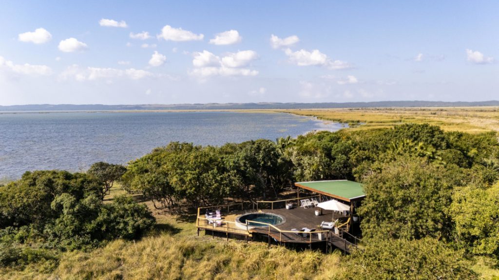 Südafrika iSimangaliso Wetlands Makakatana Bay Lodge Pool Iwanowskis Reisen - afrika.de