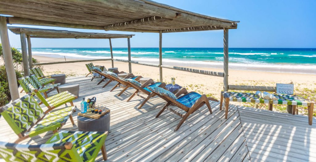 Südafrika Elephant Coast Thonga Beach Lodge Stranddeck Iwanowskis Reisen - afrika.de