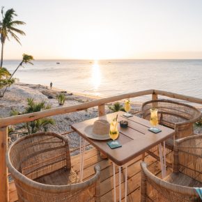 mosambik-azura-marlin-beach-terrasse-sonnenuntergang_cv