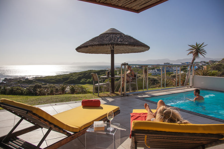 Crayfish Lodge -- Von der Terrasse der Lodge genießt man einen fantastichen Ausblick Südafrika De Kelders Crayfish Lodge Pool Ausblick Iwanowskis Reisen - afrika.de